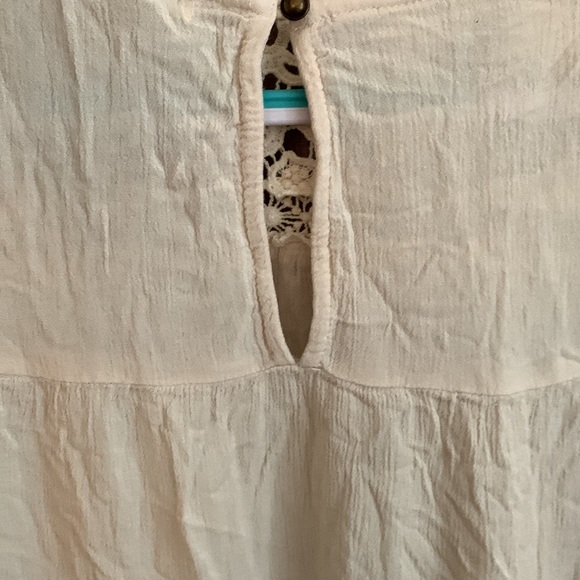 Love on a hanger beautiful detailed shirt - Picture 2 of 3